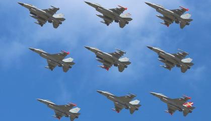 NATO Exhibits Ukrainian Pilots’ Training on F-16 Fighter Jets in Denmark (Video)