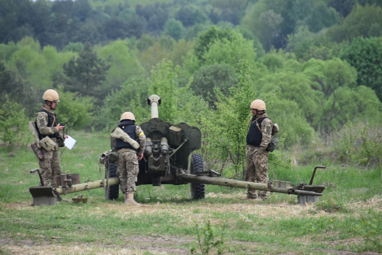Defense Express / Ukrainian artillerymen on training of offensive operations / Over Twenty Attacks Repelled in Donbas and the Weekly Summary from Eastern Ukraine