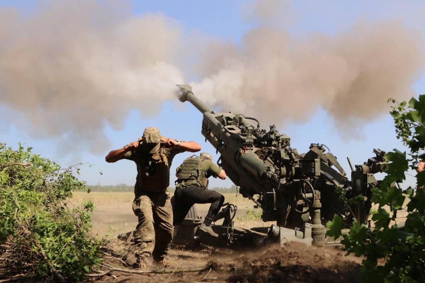 Ukrainian artillermen fire an M777 gun at russian positions