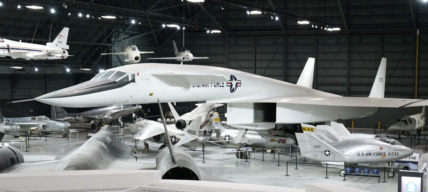 XB-70A Valkyrie at the U.S. National Air Force Museum / Defense Express / XB-70 Valkyrie: How a Promo Photoshoot Doomed a Supersonic Nuclear Bomber That Was Meant to Flatten Moscow