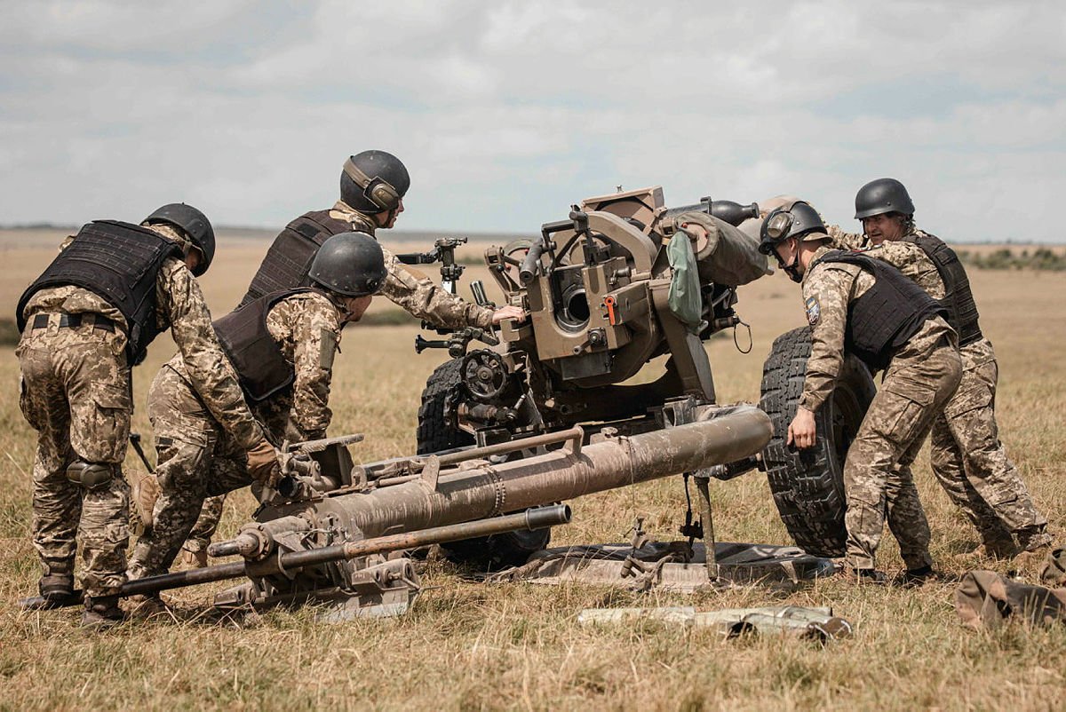 BAE Systems Told How Quickly It Is Possible to Organize Production of Spare Parts For L119 Howitzers In Ukraine, Ukrainian military are lerning how to use the L119 howitzer, July 2022, Defense Express