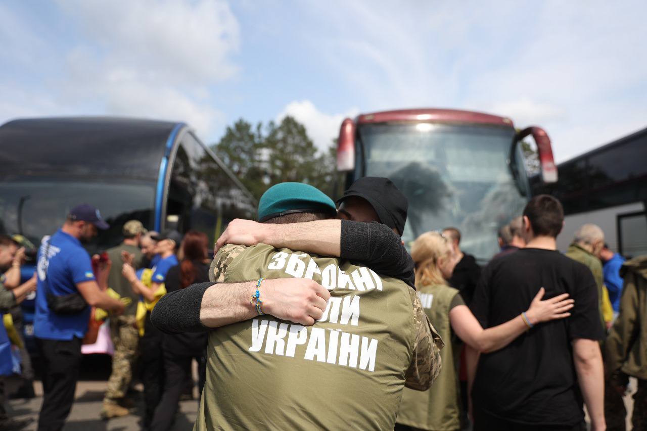 Archive photo: Ukrainian servicemen receive a warm welcome after returning home from russian captivity, June 14, 2025 / Defense Express / Ukrainian POWs Forced Into Service With russian Army