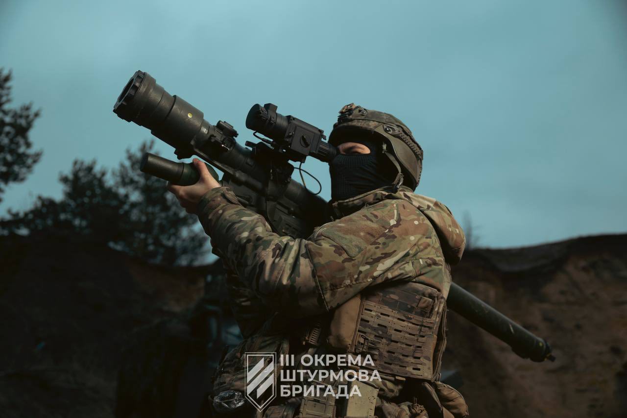 Ukrainian mobile fire air defense group serviceman with an Igla MANPADS / Defense Express / Ukrainian Mobile Air Defense Groups Hunt Down Aerial Threats With Novator Armored Vehicles (Photos)