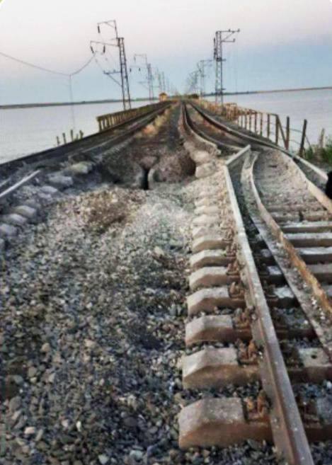 What the First Photo of Damaged Railway Bridge over Chongar in Crimea is Talking About, Defense Express