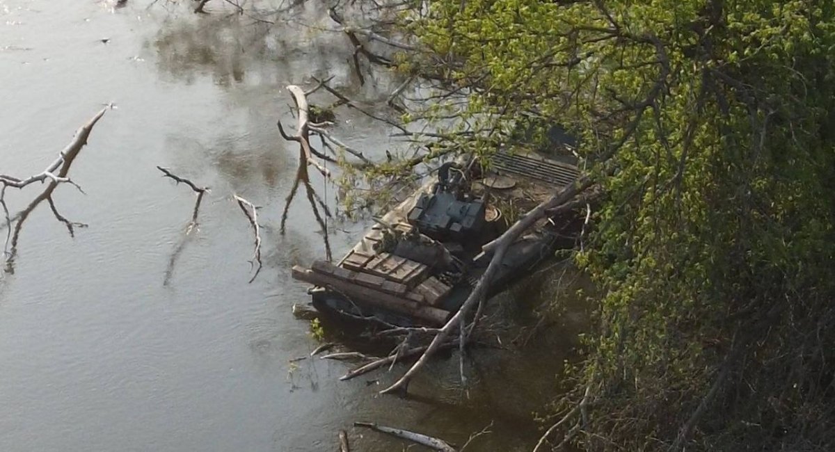 Brand new russia’s BMP-1AM Basurmanin infantry fighting vehicle find it’s the last parking in a river in Luhansk region, Ukraine, Defense Express