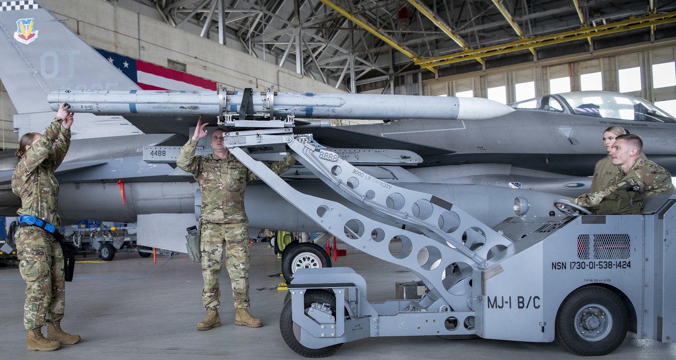 An AIM-120 is being attached to the the F-16's hardpoint / Defense Express / Critical Weapons for F-16 Missing in U.S. List of Aid For Ukraine, and Other Pitfalls