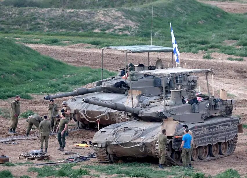 Xe tăng Merkava Mk III của Israel có giáp đen và miếng đệm cao su chống lại mìn từ tính, tháng 1 năm 2024 / Defense Express / Cơn thịnh nộ của giáp đen không có nghĩa là xe tăng không còn chỗ đứng trong chiến tranh hiện đại