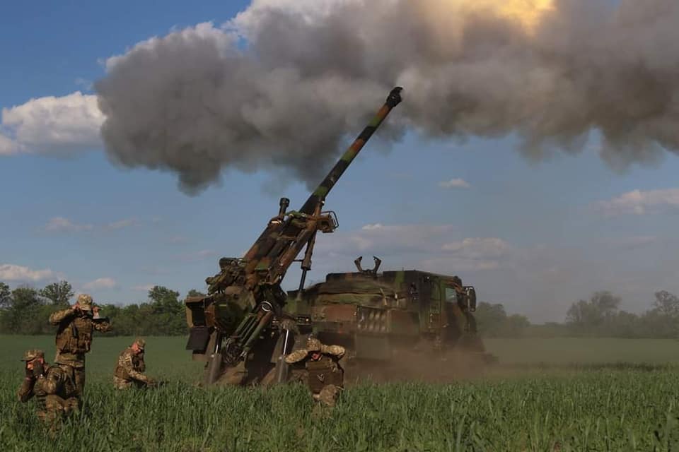 Ukrainian artillerymen fire at the enemy from a self-propelled howitzer that the Ukrainian army received from partners, Defense Express