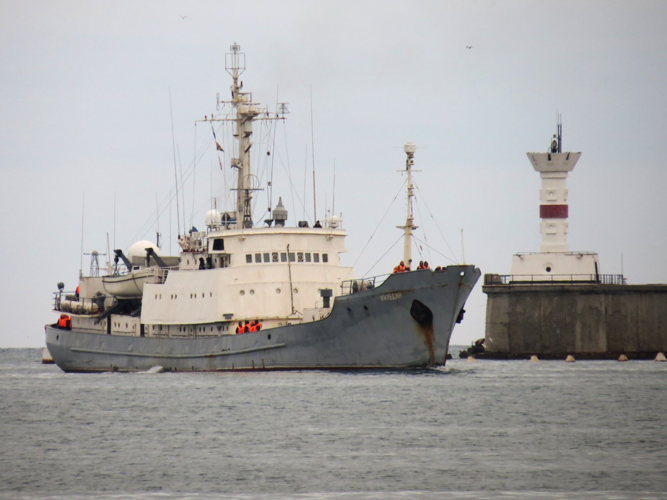 Illustrative photo: the Keldin reconnaissance ship of the russian navy / Defense Express / Burning at Syria Coast For 4 Hours Straight, russian Scout Warship Kildin: Where Did It Come From