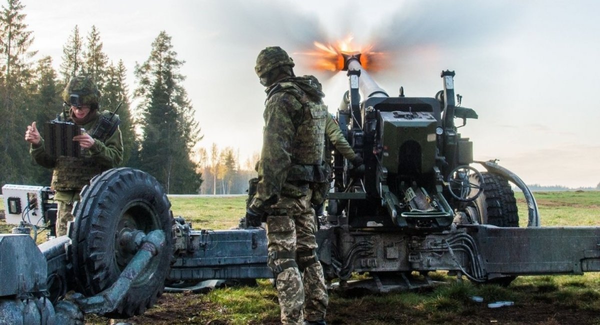 Ukrainian soldiers firing a FH70 155mm gun