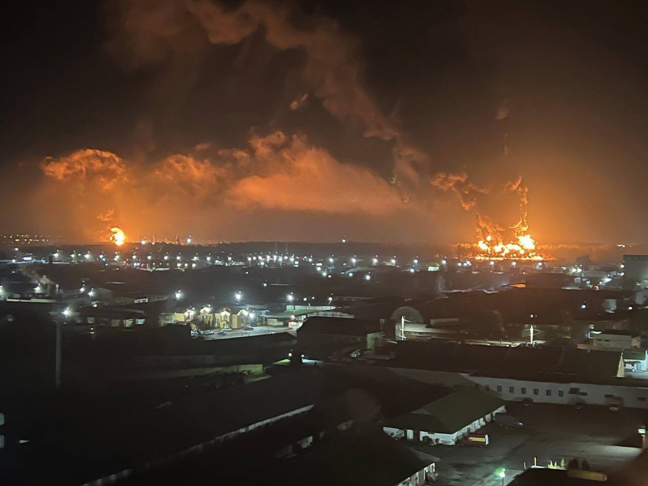 Archive photo: russian oil storage facilities in Bryansk on fire after a Ukrainian drone strike on April 25, 2022 / Defense Express / Ukraine Strikes Aircraft Factory in Taganrog and the Druzhba Oil Pipe in Bryansk
