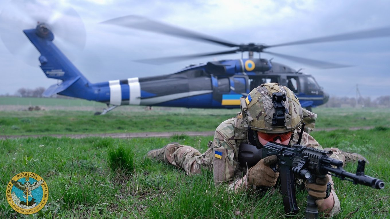 A Ukrainian Defense Intelligence serviceman next to the Black Hawk