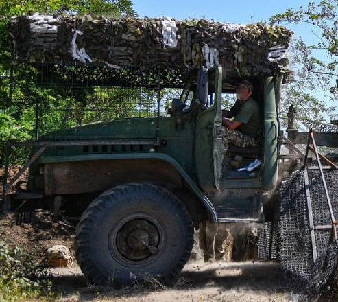 While the gun is covered, the cabin remains mostly unprotected, exposing the crew / Defense Express / Roof Off: russians Deploy Convertible Gun Truck With S-60 to Counter Drones