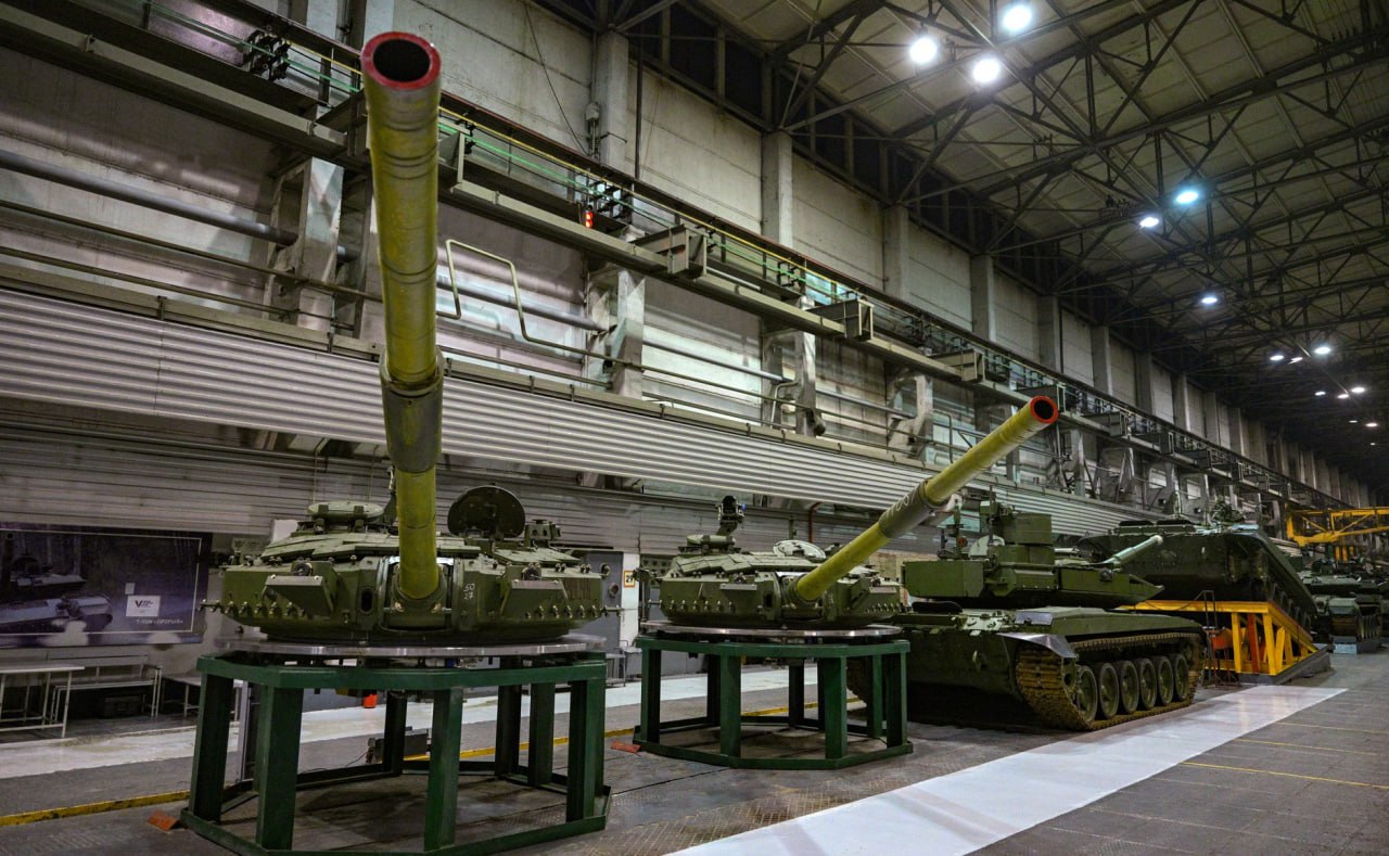 Production of tanks at the russian Uralvagonzavod, winter 2024 / Defense Express / Drones, Training, and Unity: Key Messages of the Kyiv Security Forum (Live Updates)