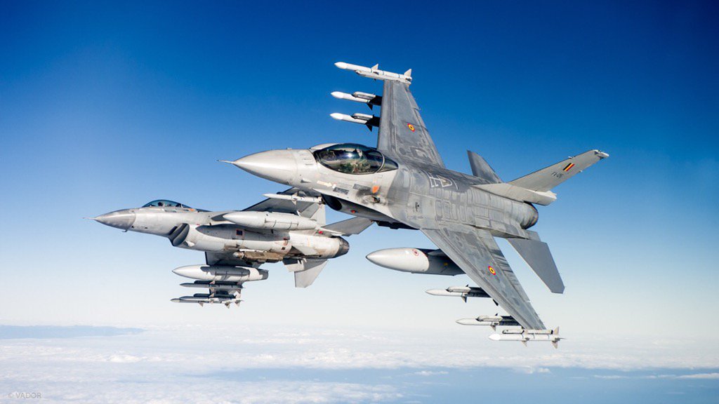 The two Belgian F-16s carrying six AIM-120 missiles each / Defense Express / Why Ukraine's F-16s Take Only Four Missiles With Nine Hardpoints Available