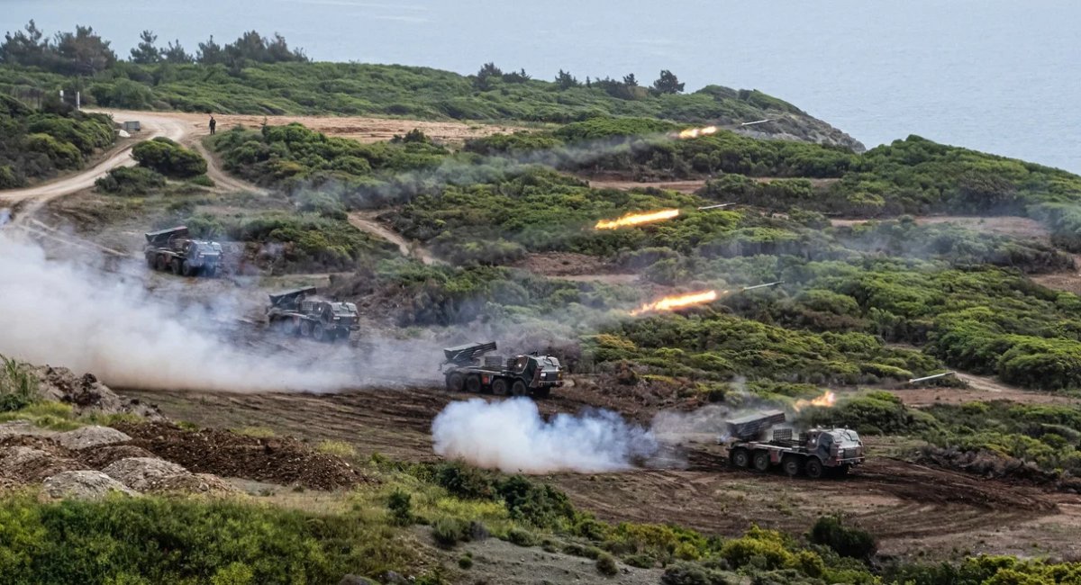 Illustrative photo: RM-70 rocket systems firing / Defense Express / Czechia Not Losing Hope to Sell RM-70 Modernization to Greece Despite it Leaning Toward HIMARS