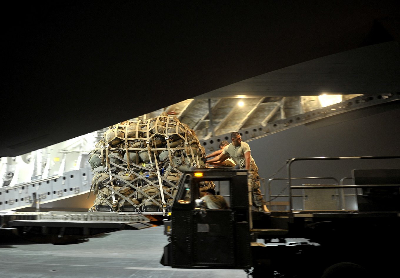 From Halt to New Aid Packages: the U.S. Discusses PDA Renewal, NATO Purchases, Offensive Rockets for Ukraine, Defense Express