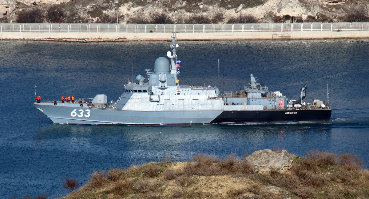 The Tsiklon missile corvette of Project 22800 Karakurt class from the Black Sea Fleet of the russian federation / Defense Express / Tsiklon Ship Reportedly Hit by Ukrainian Attack, Meaning the Last Kalibr Carrier in Crimea is Destroyed