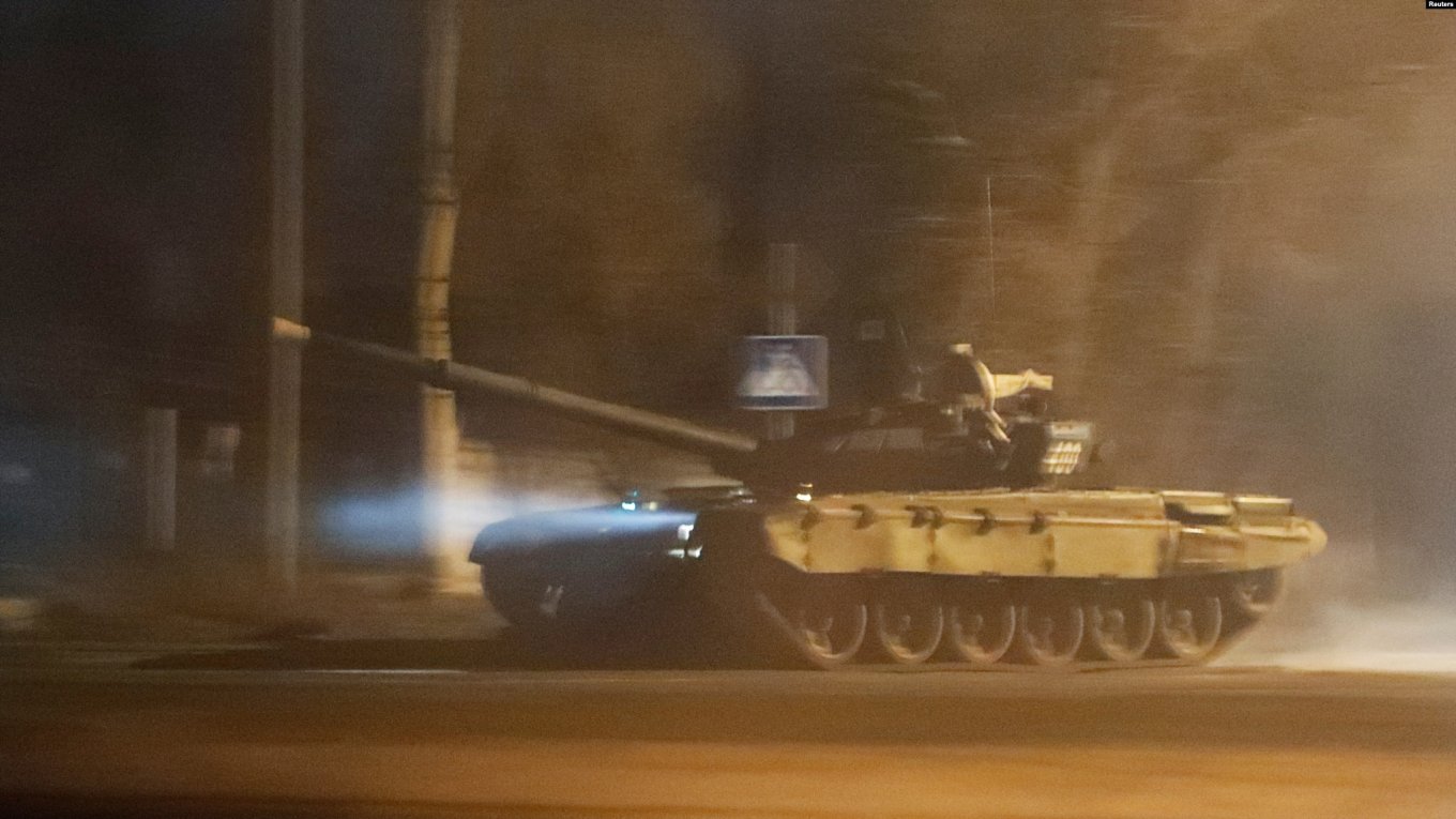 Defense Express / A tank drives along a street in Donetsk on February 22 after President Vladimir Putin ordered the deployment of Russian troops to two breakaway regions in eastern Ukraine following his recognition of their independence / Government Allows Putin to Use Military Force Outside of Russia