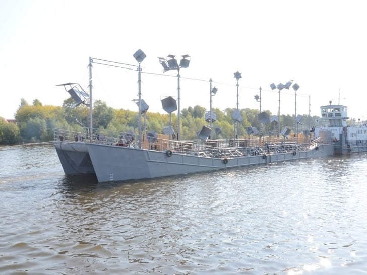 Russians Use Barges to Protect Bridge In Occupied Kherson, Defense Express, war in Ukraine, Russian-Ukrainian war