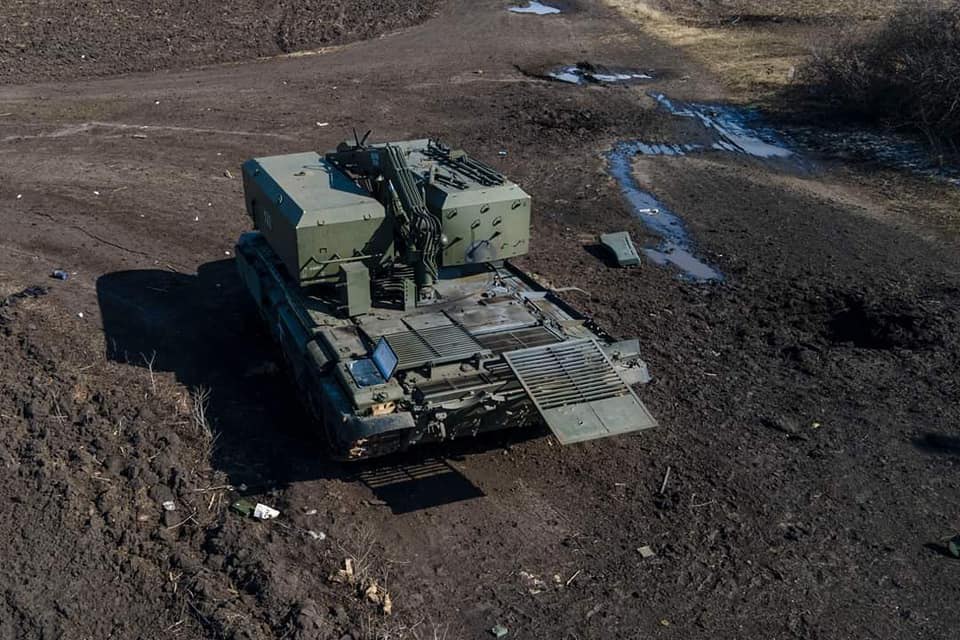 Defense Express / Ukrainian troops have seized a TZM-T, a support vehicle of the TOS-1A 