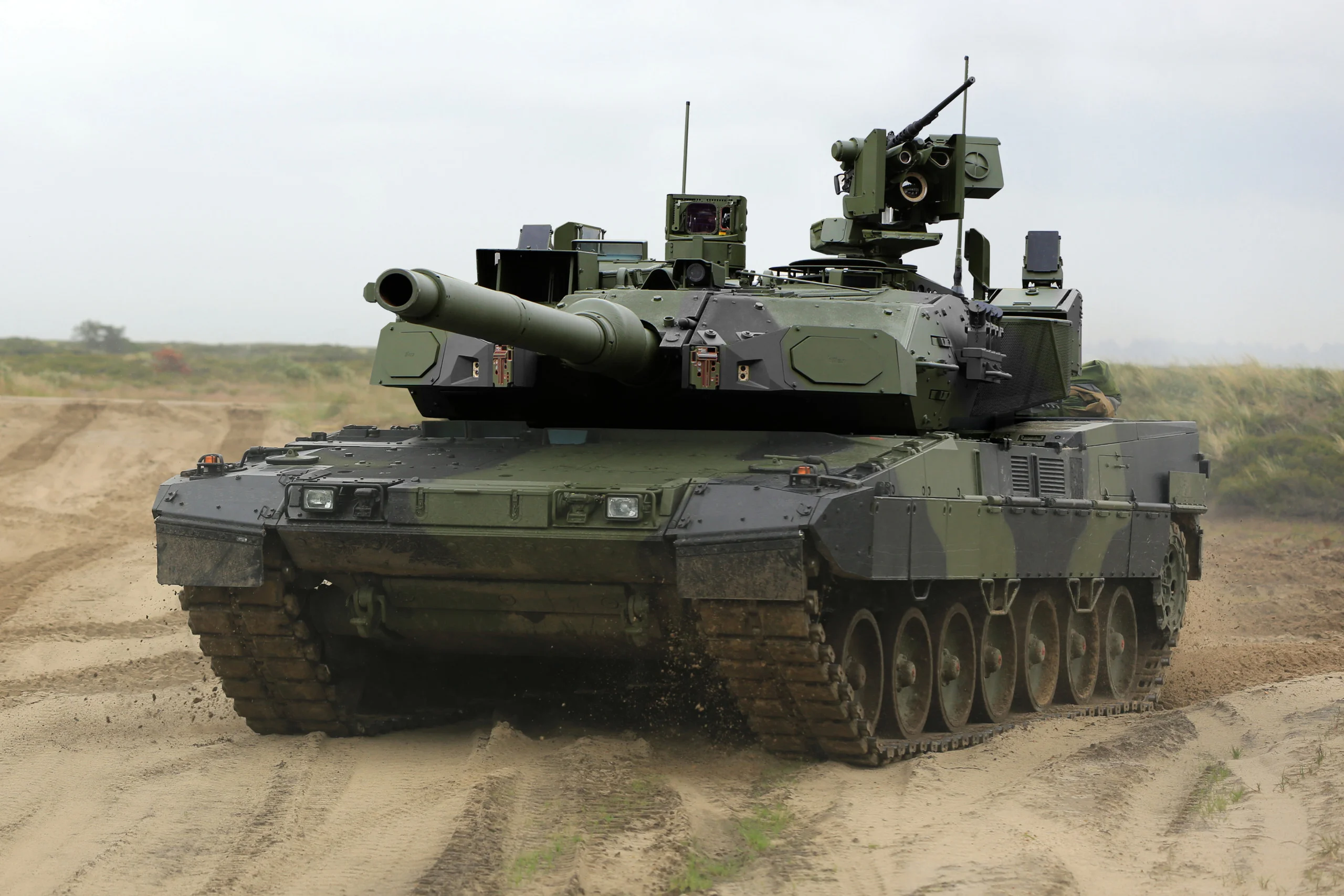 Leopard 2A7+ equipped with КАЗ EuroTrophy and a machine gun combat module