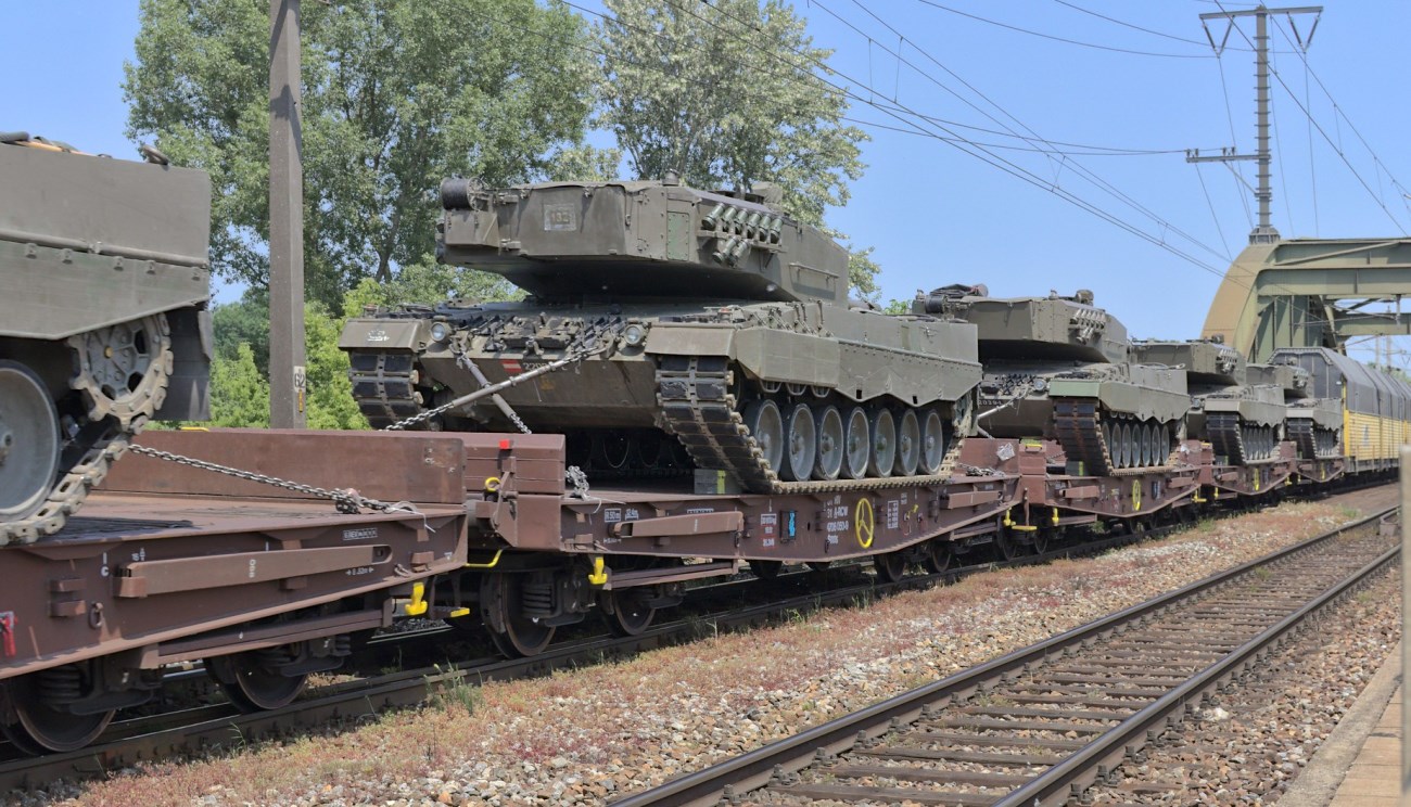 Transportation of Leopard 2A4 tanks by rail / Defense Express / Romanian Railway Problem Can Paralyze All of NATO Logistics