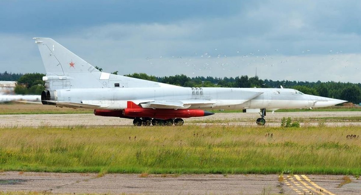 russian Tu-22M3 bomber with Kh-32 missiles, Defense Express