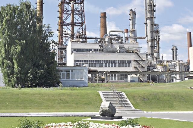 The Saratovorgsintez refinery Defense Express russian Troops Lose Fuel Link as Ukraine Strikes Refinery in Saratov region
