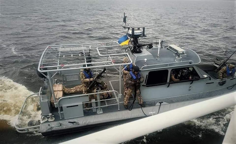 The Sea Ark Dauntless type patrol boat of the river division of the Navy of Ukraine, Fleeing, the russians Stole Sea Tugs and River Boats From the Port of Kherson, Defense Express