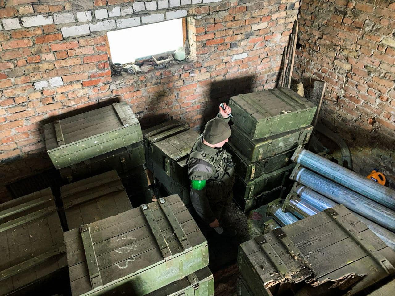 Soldiers of the National Guard of Ukraine in the Kyiv region have found a Russian ammunition warehouse with almost 100 boxes of shells, Defense Express