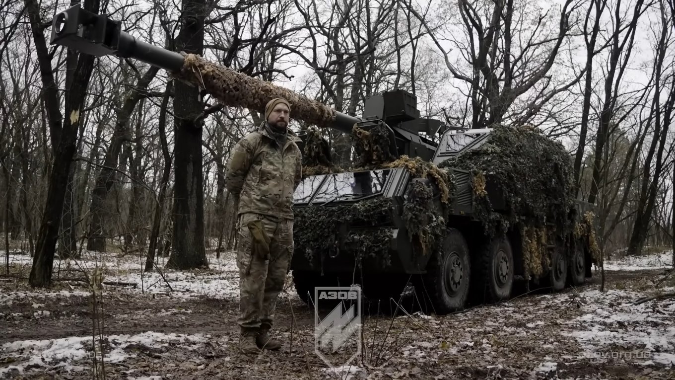 Crew commander, call sign Vorzel, next to his DITA self-propelled artillery system / Defense Express / Czech Newest DITA Howitzer Went to Famous Ukrainian Azov Brigade