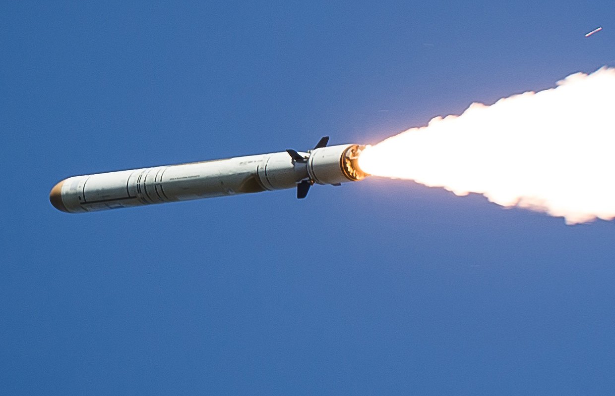 9M728 before its booster engine separates and wings open / Defense Express / Kometa-M Navigation Unit With 16 Antennas Found in russian Iskander-K: What It Means