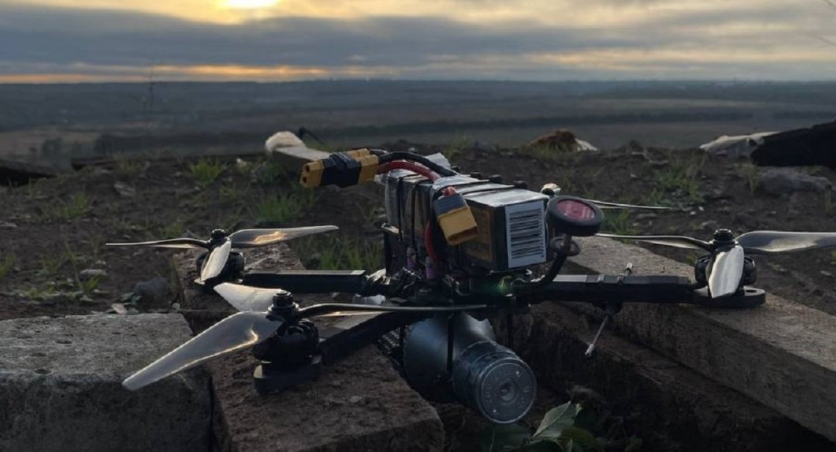 Illustrative photo: Pegasus, a typical FPV drone with explosive payload and an attached battery