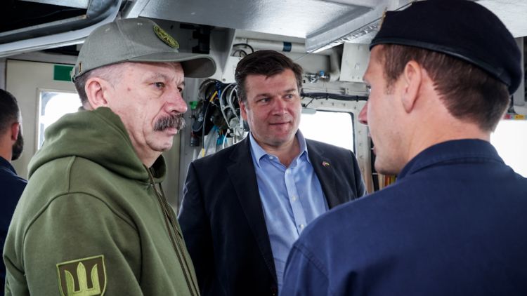 Volodymyr Havrylov and James Heappey met Ukrainian navy and Royal Navy personnel on board of the minehunter as training took place, Defense Express