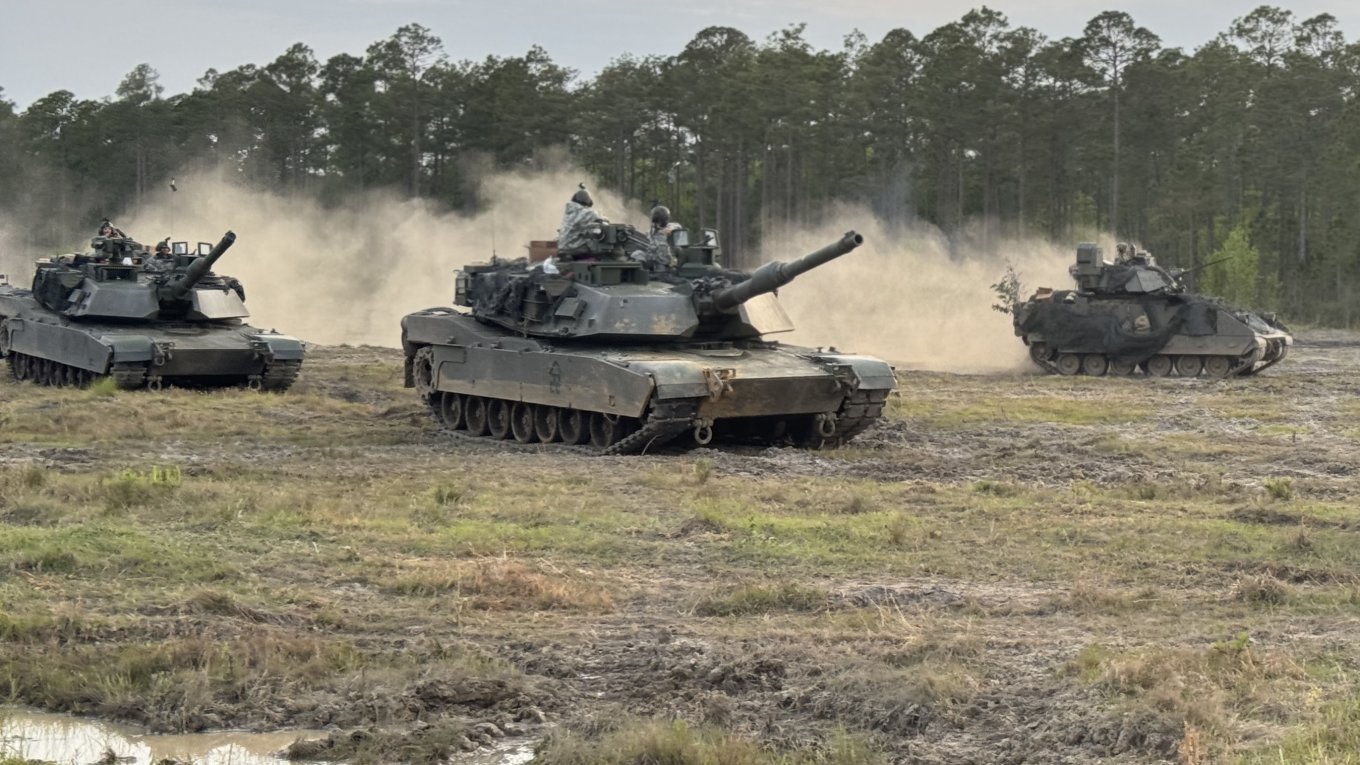 Illustrative photo: M1 Abrams in a battle formation during military drills / Defense Express / Abrams is Unfit for Ukrainian War: Tanks are Withdrawn from the First Line
