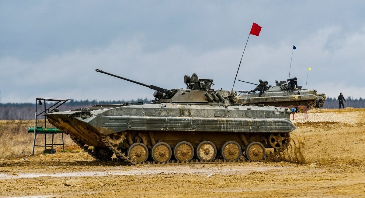 russian BMP-2 infantry fighting vehicle / Defense Exrpress / IISS: russia Could Have 3,300 Tanks By 2027 But There's a Catch