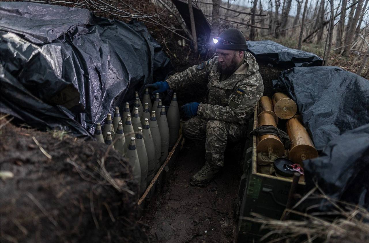 Illustrative photo: a Ukrainian artilleryman shows his stock of 152mm ammunition / Defense Express / Two Weeks of Ukrainian Drone Strikes Achieve More Than Two Years of Sanctions: russian Artillery Fire Rate Dropped By 1.5x