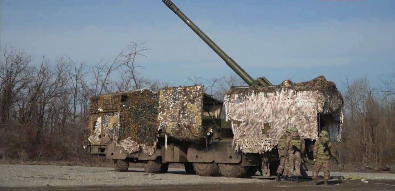2S44 Giatsint-K, February 2025 / Defense Express / Malva or Giatsint-K: russians Boast Mass Production of Wheeled Artillery