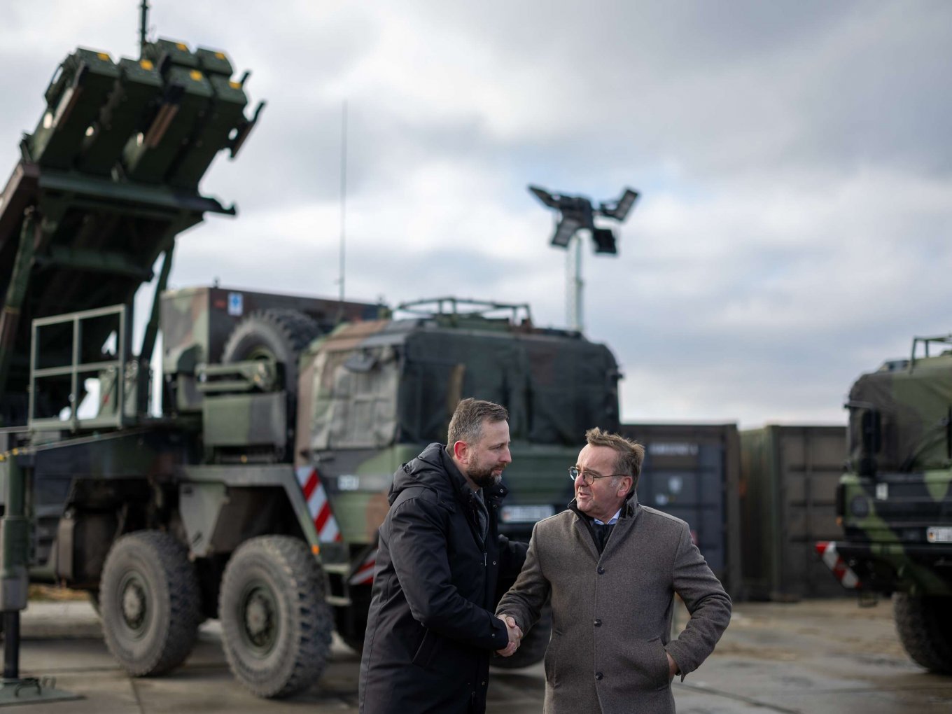 German defense minister Boris Pistorius hands the Patriots over to Polish counterpart Władysław Kosiniak-Kamysz, January 23, 2025 / Defense Express / Germany to Keep Patriot in Poland Only Until Year's End End of 2025 as Successor is Sought