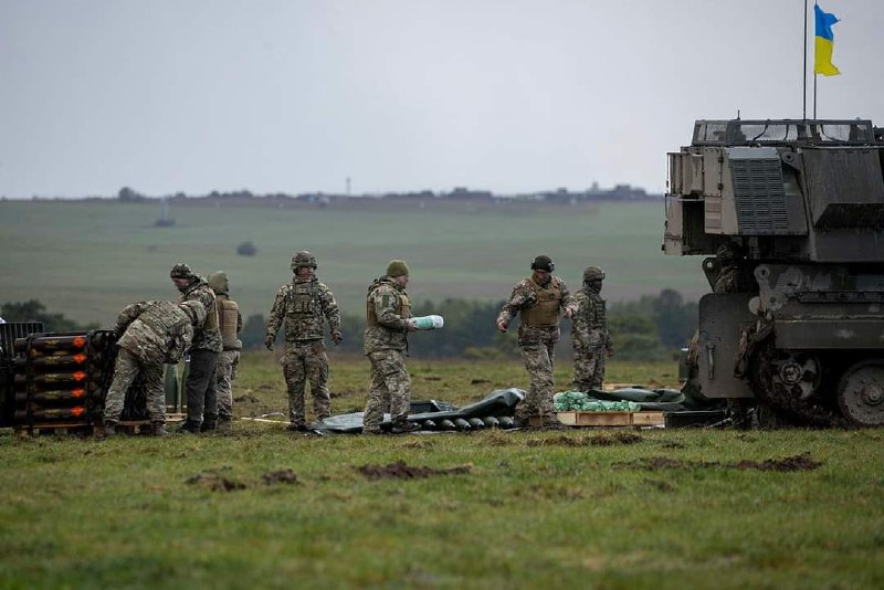 In the UK Ukrainian Tankmen Completed to Master Challenger 2 Tanks, Artillerymen AS90 Howitzers as Well, Defense Express