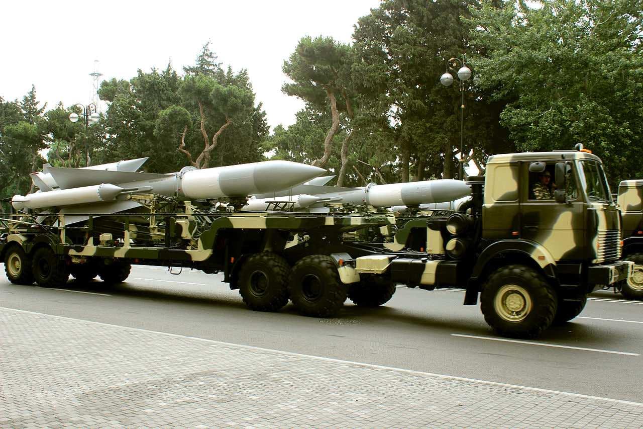 Azerbaijani S-200 air defense systems at a parade in Baku, 2013 / Defense Express / Azerbaijan Considers Lifting Embargo Military Aid to Ukraine: What Weapons Baku Could Send