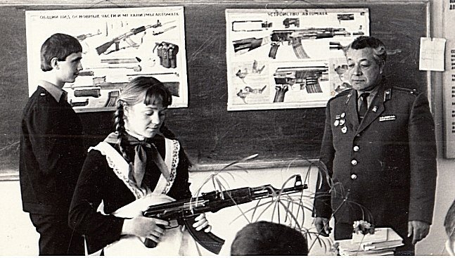 Schoolchildren in the USSR study a Kalashnikov assault rifle in class, Russia Militarizes Its Secondary Schools Returning Military Training For Schoolchildren Defense Express