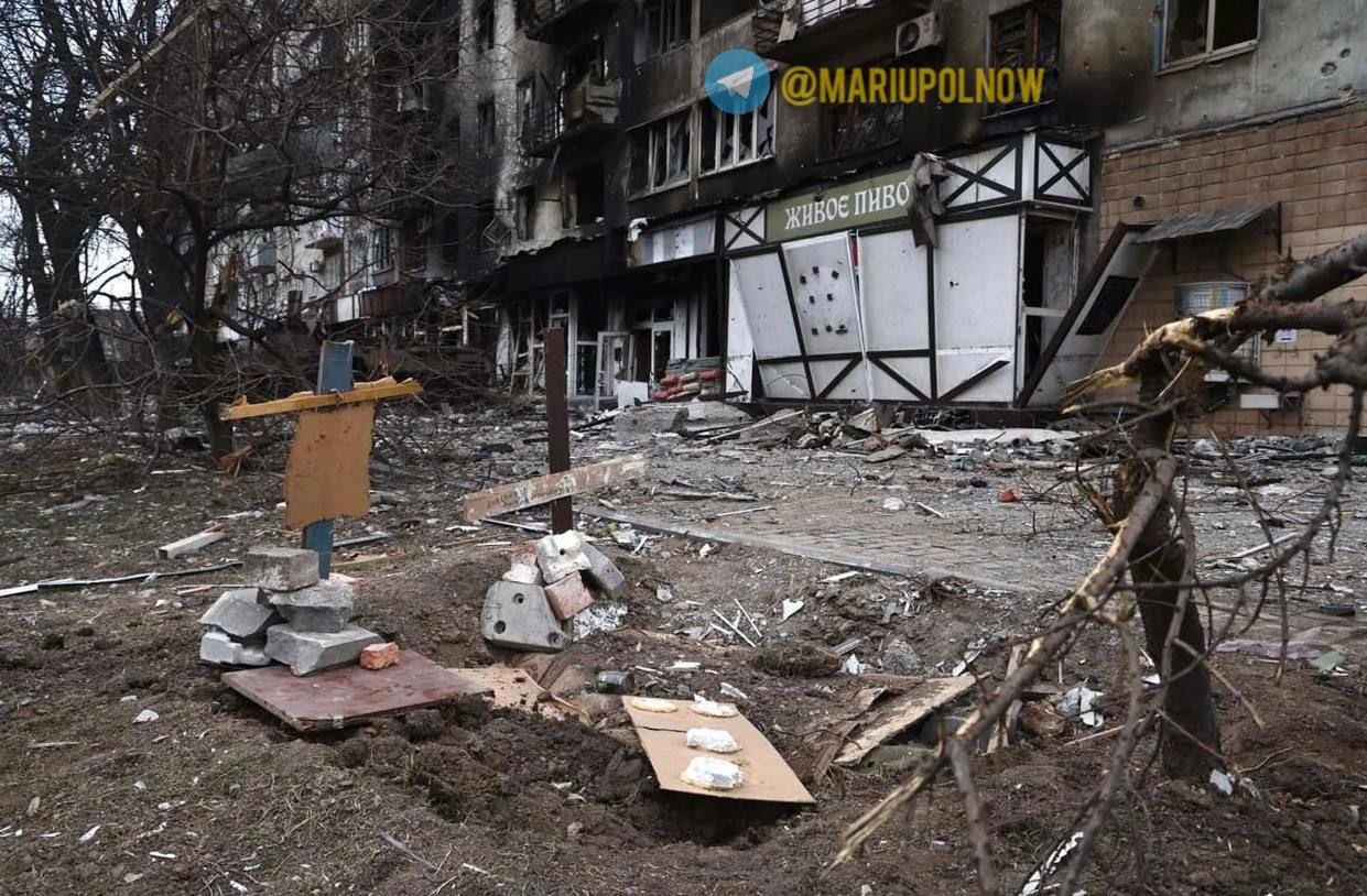 The streets of Mariupol is just one giant cemetery among ruins now, Defense Express