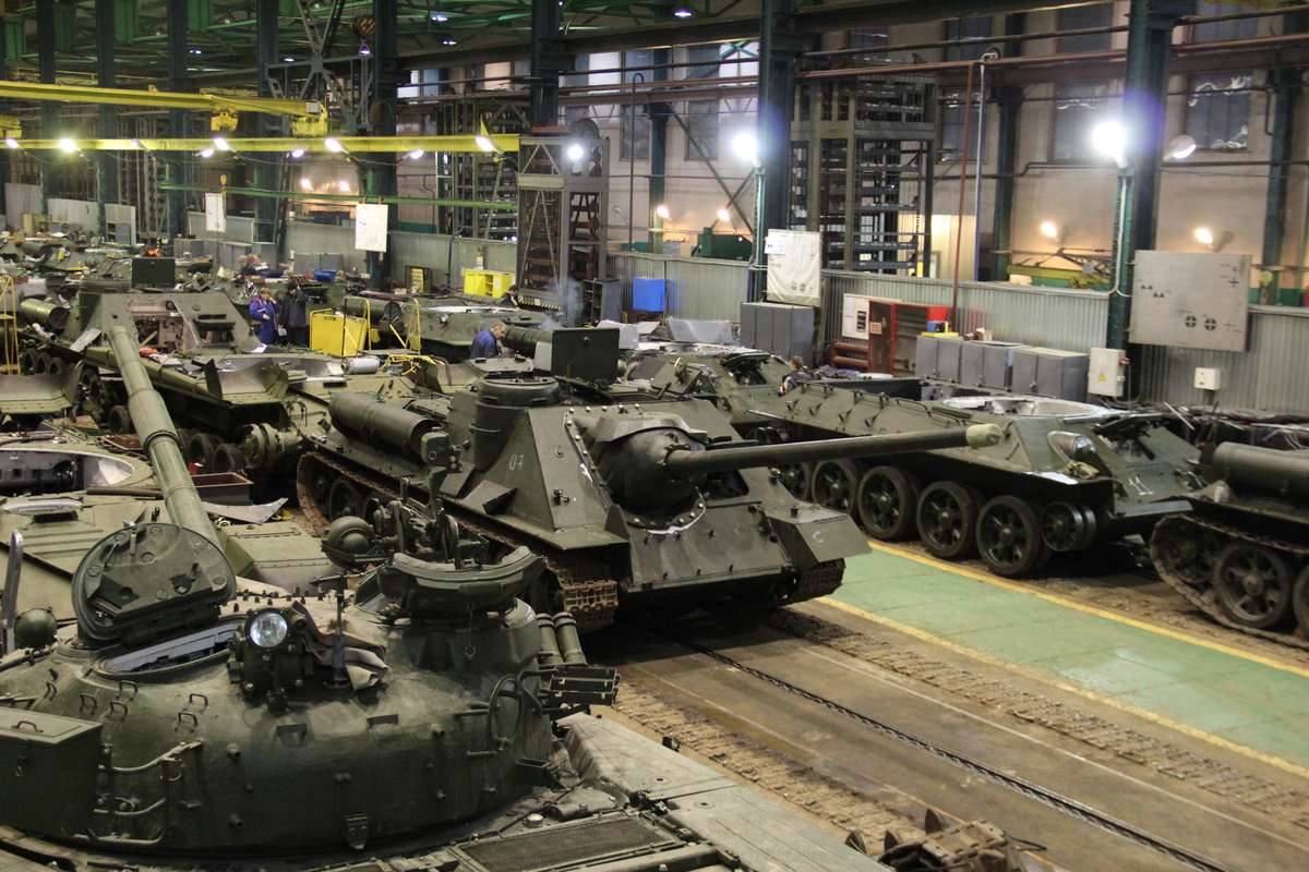 Soviet Su-100 tank destroyer at the assembling line, Defense Express