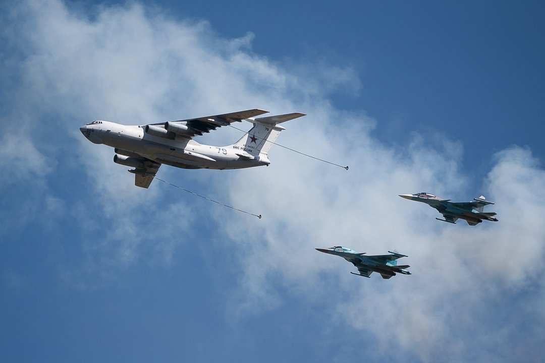 Aerial refueling of two Su-34s from IL-78