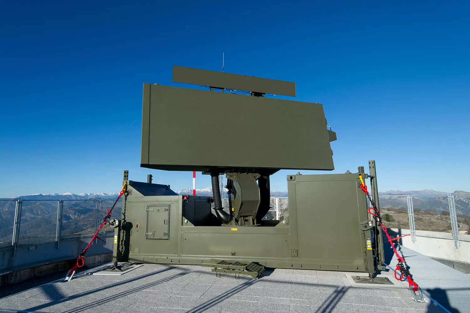 Japan Showcases Unusual Cylindrical NEC-LR-02T AESA Radar: Key Advantages and Its Appeal to Middle East