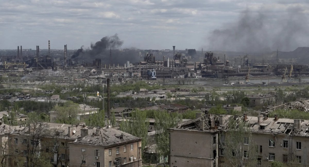 Landscape of Mariupol, Azovstal steel plant in the background / Photo credits: AFP, The Guardian, Getty Images, Defense Express