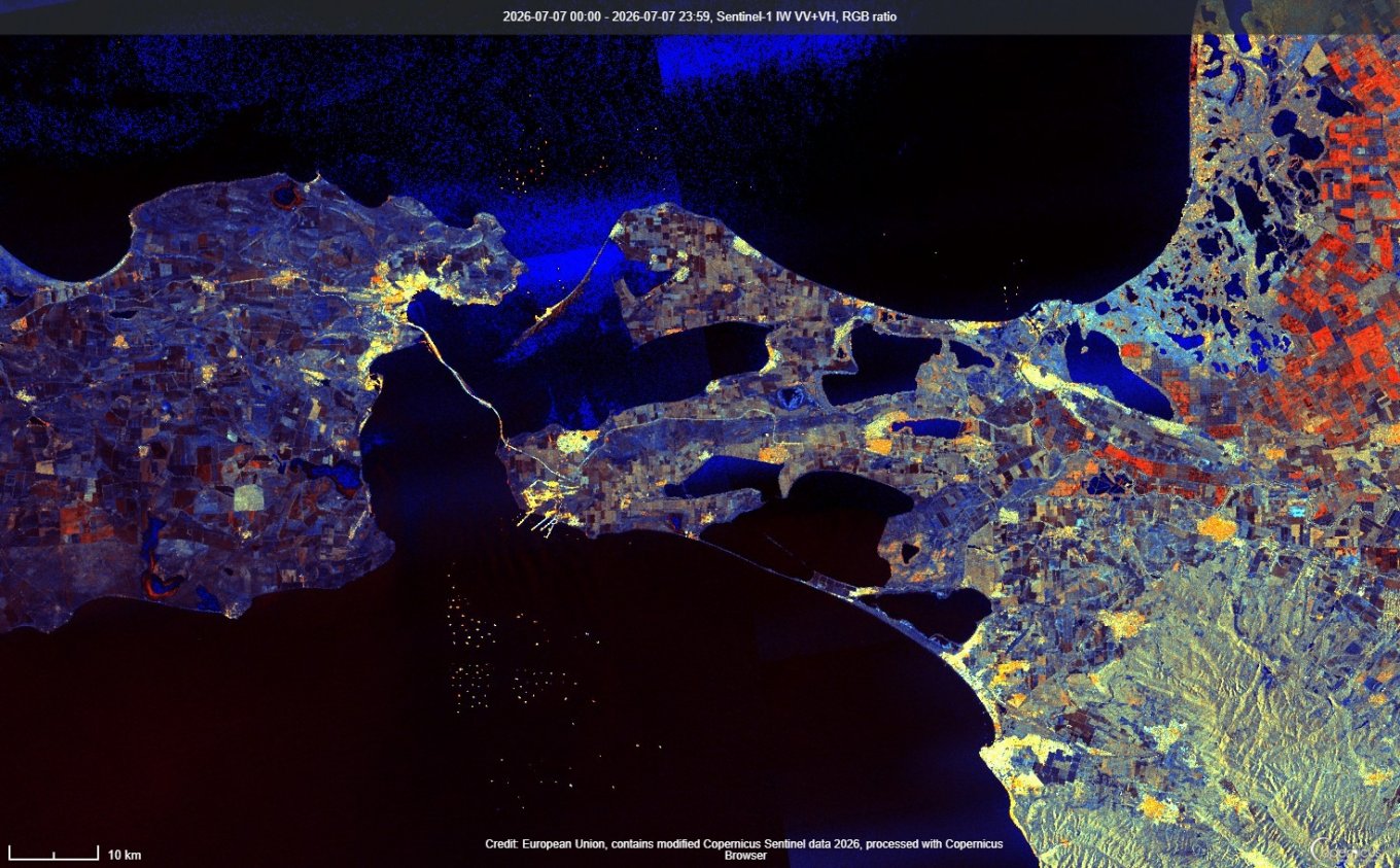 Satellite Images Show How Ukraine's Unmanned Systems Forces Drove russia's Shadow Fleet Out of the Kerch Strait, Defense Express