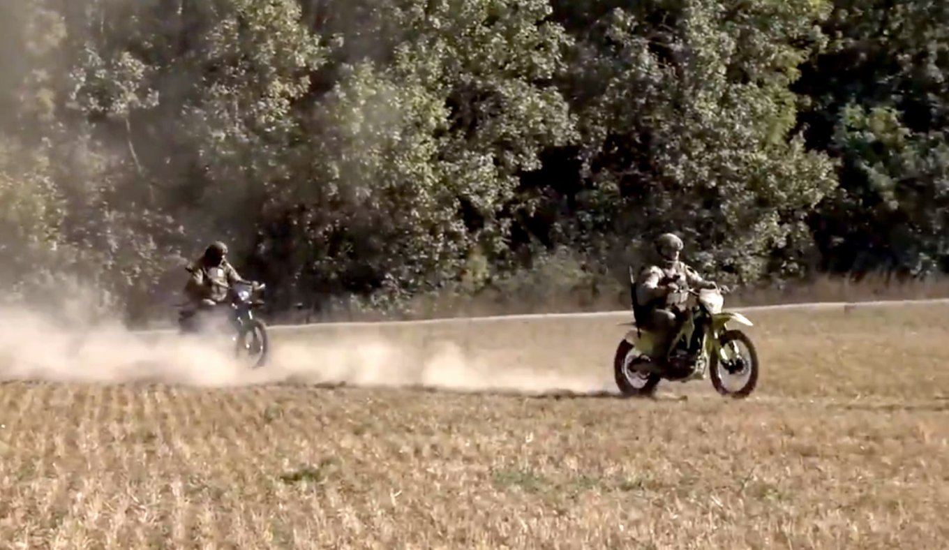 russian invaders commence a motorcycle assault / Defense Express / What Explains russia’s Return to Assaults Using Motorbikes, Abandoned as a Tactic in 2011